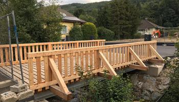 Brücke mit Holzbelag